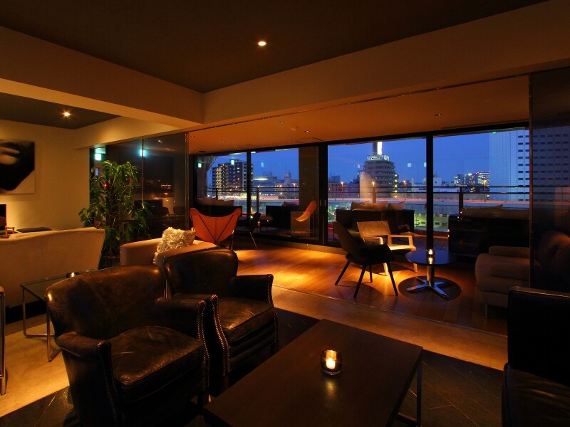 店内からも夜景が楽しめる