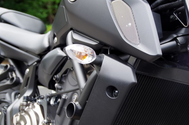 MT-07は2018年モデルからフロントウインカーの位置が変更になった
