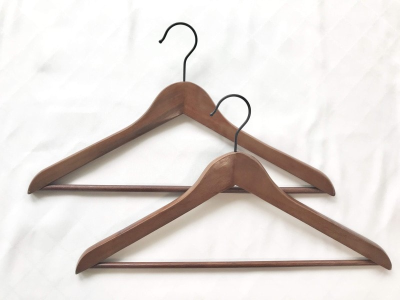 クローゼットの収納おすすめグッズ：木製ハンガー