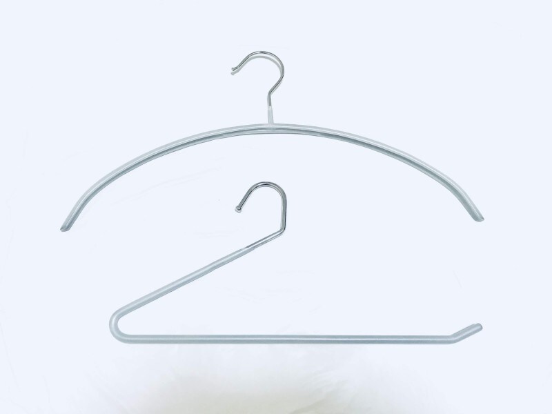  クローゼットの収納おすすめグッズ：ニトリの滑りにくいアーチ型ハンガーとスラックスハンガー       