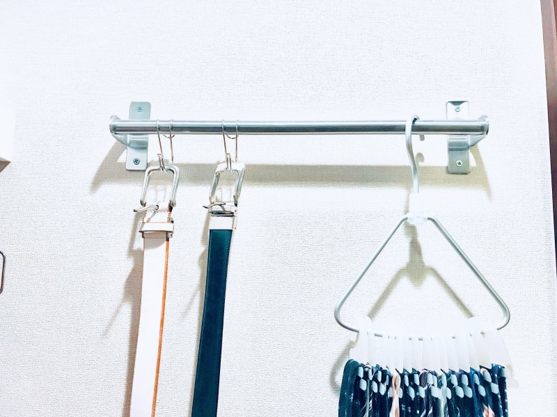  クローゼット収納おすすめグッズ：無印良品の横ブレしにくいフック       