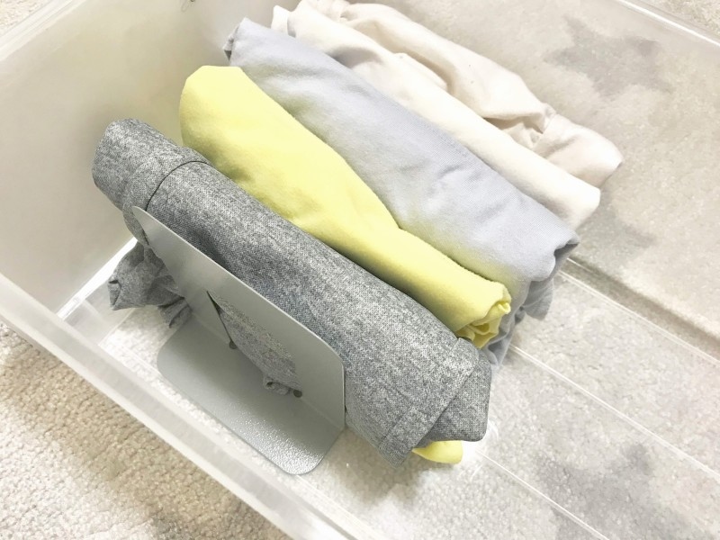  クローゼット収納おすすめグッズ：ブックエンド