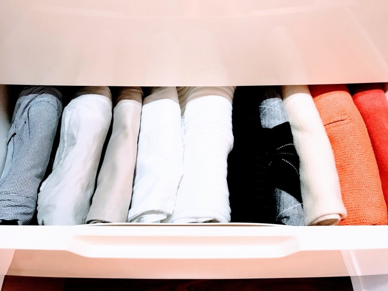 クローゼットの引き出し収納実例：上から見て、すべての服がすべて見渡せるよう、立てて収納