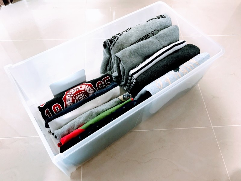 クローゼットの引き出し収納実例：小さめの子ども服は前後2列に並べて収納。手前に今着ている物、奥には季節外の物