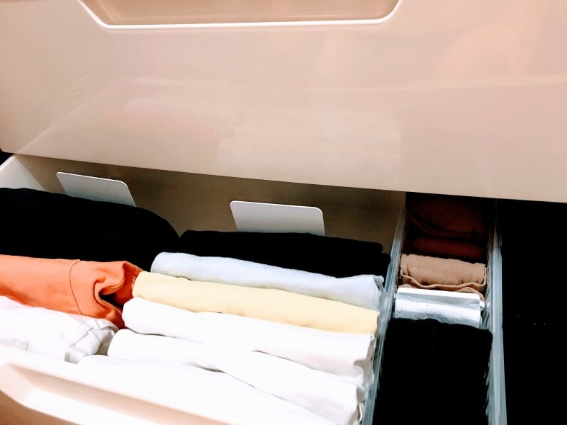 クローゼットの引き出し収納実例：立てて畳んだ物が崩れてくるのを防ぐために、ブックエンドを入れると衣類が少ない場合でも、衣類が崩れないのでおすすめです