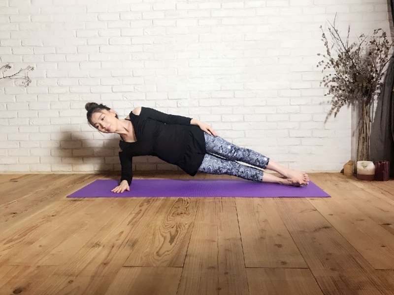 つむじ～足先まで一直線になるように