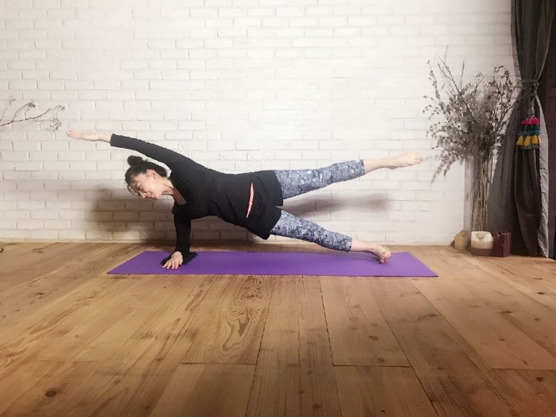 手先と足先を対の方向に引き合うように伸ばす！