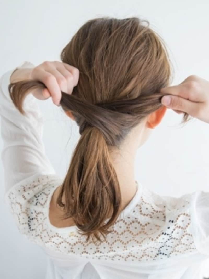 結び目の上に持ってくる