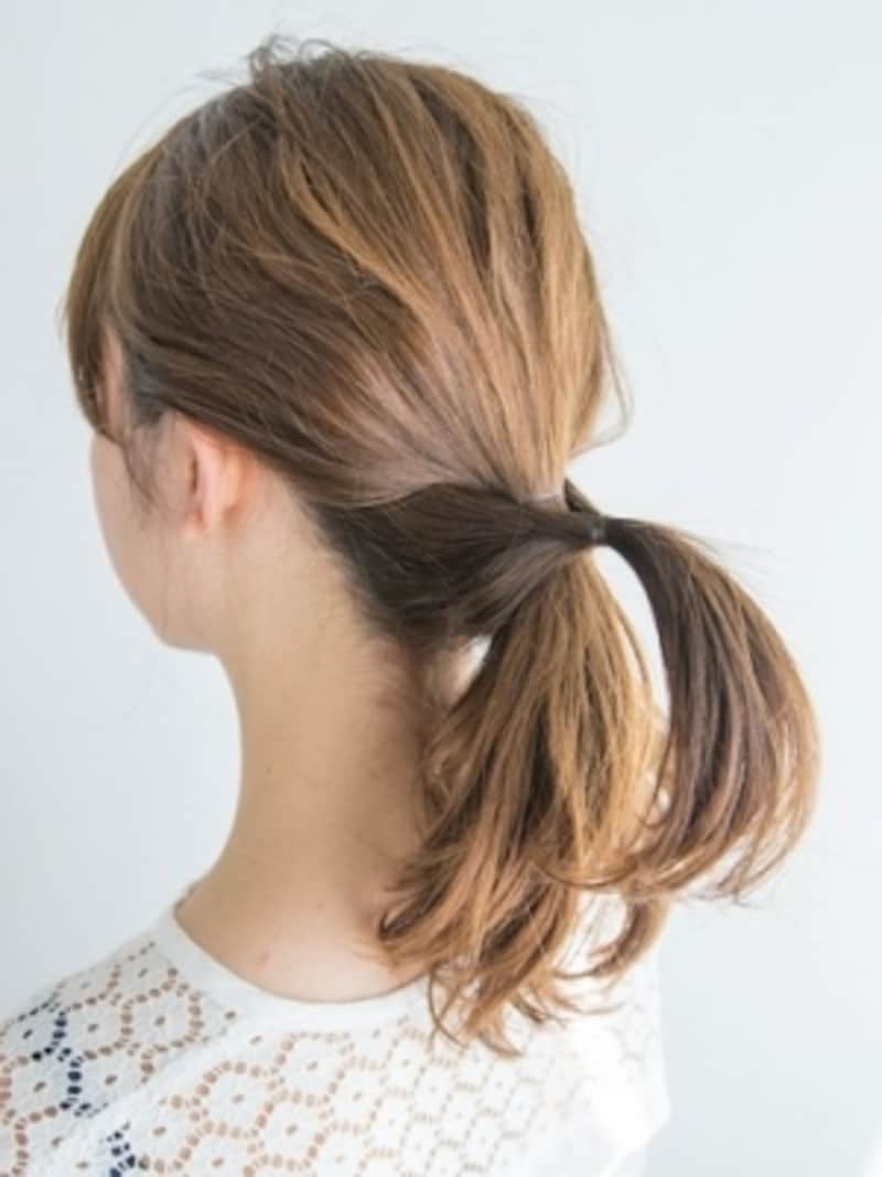 目立たない色のゴムで結ぶ