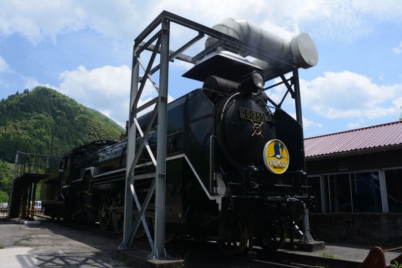 津和野駅で整備中のD51