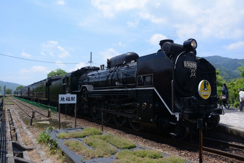 地福駅で14分休止する「SLやまぐち号」