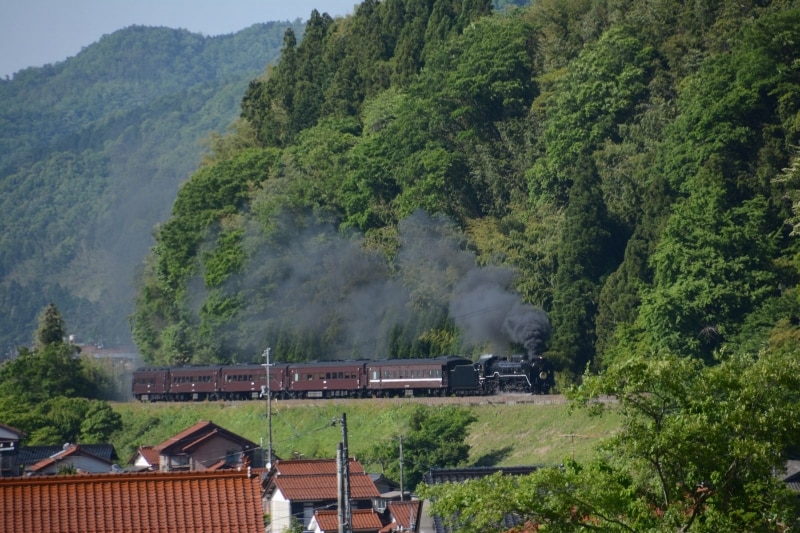 津和野の町はずれを進む「SLやまぐち号」