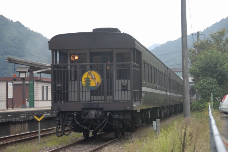 レトロ風に改装された12系客車の展望車