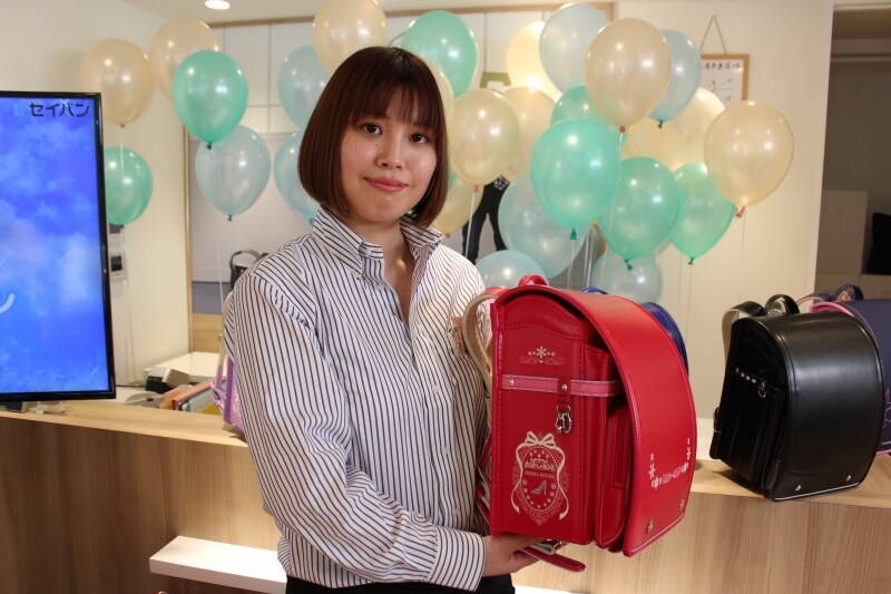 セイバンの直営店では、ランドセルに関する専門的知識が豊富なランドセルコンシェルジュがランドセル選びをアドバイス。「丈夫で安心して長く使える１本を選んでくださいね」と鹿島里菜さん