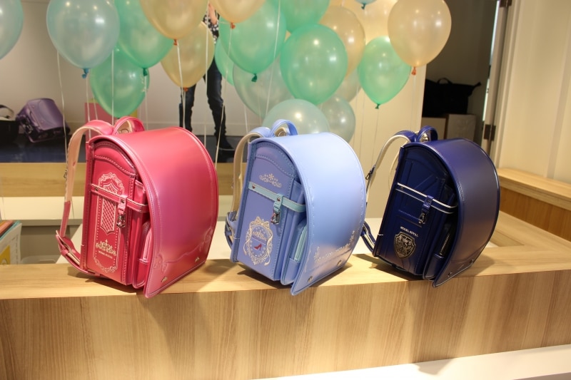 左から女の子用の「モデルロイヤル アリス」のパールピンク、「モデルロイヤル クリスタル」のアクア×サックス、男の子用の「モデルロイヤル ドラグーン」のマリンブルー×ブラック