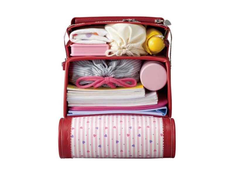 小マチにもたっぷり荷物が入ります。両手があけば歩きやすく、万一転んだときも手がつけるので安心ですね