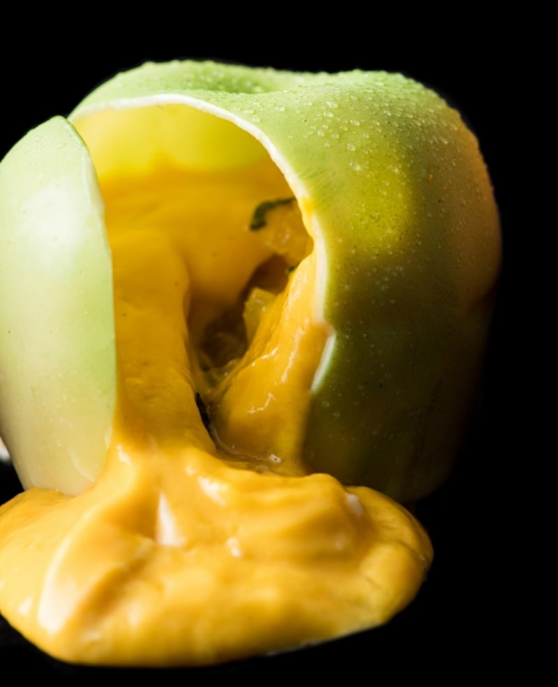 フリュレの断面。旬のフルーツを使用するためフレーバーは季節により変わります。