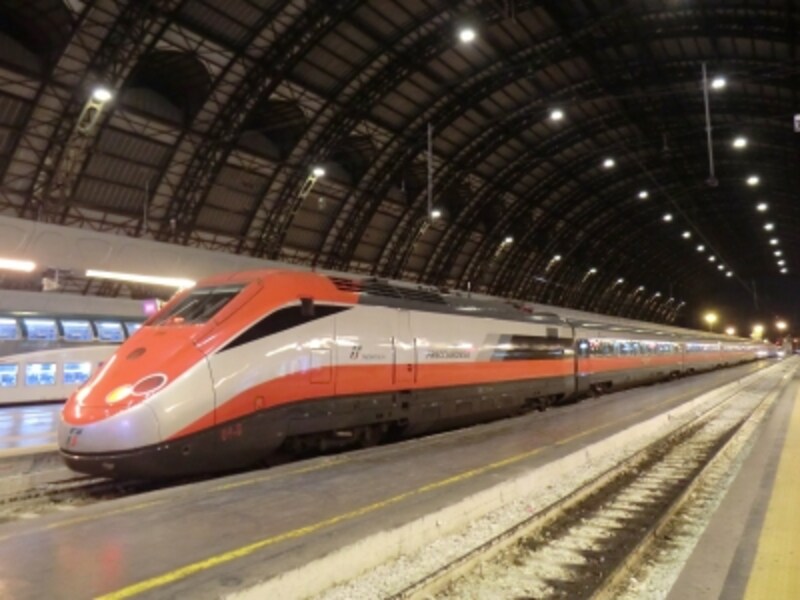 イタリアの高速鉄道フレッチャ・ロッサ（赤の矢）。フレッチャ・ルジェント（銀の矢）、フレッチャ・ビアンカ（白の矢）と共にイタリア各都市を縦横に結ぶ。