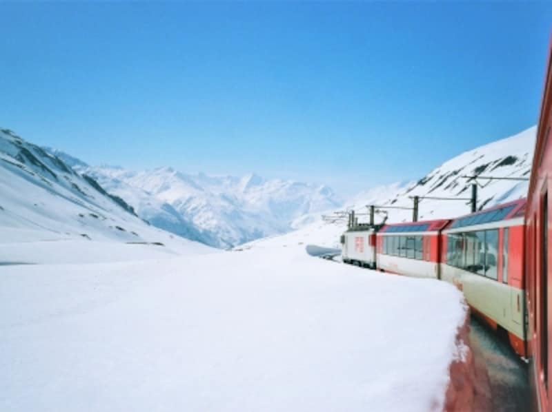“世界一遅い特急列車”との愛称を持つ「氷河特急」。スイスアルプスの山の中を横断する絶景の旅。ユーレイルパスで乗車できる。