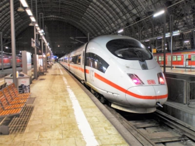 白のボディーに赤のライン、ドイツの高速鉄道ＩＣＥ。実は夜行のＩＣＥも運行されている。