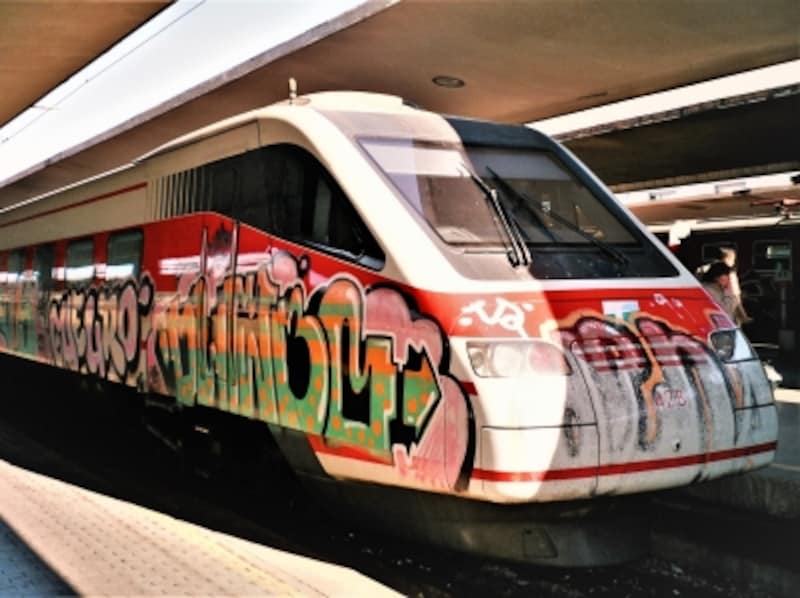 芸術の国イタリアでは列車はアーティスト？達から見れば走るキャンバス。技術の粋を集めた高速鉄道が哀れな姿に……