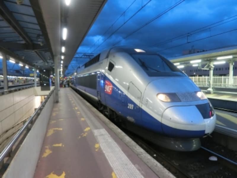 早朝のリヨン・パールデュ駅で出発を待つ始発のＴＧＶ。一般的に、利便性の低い時間の列車ほど、割引率が高い