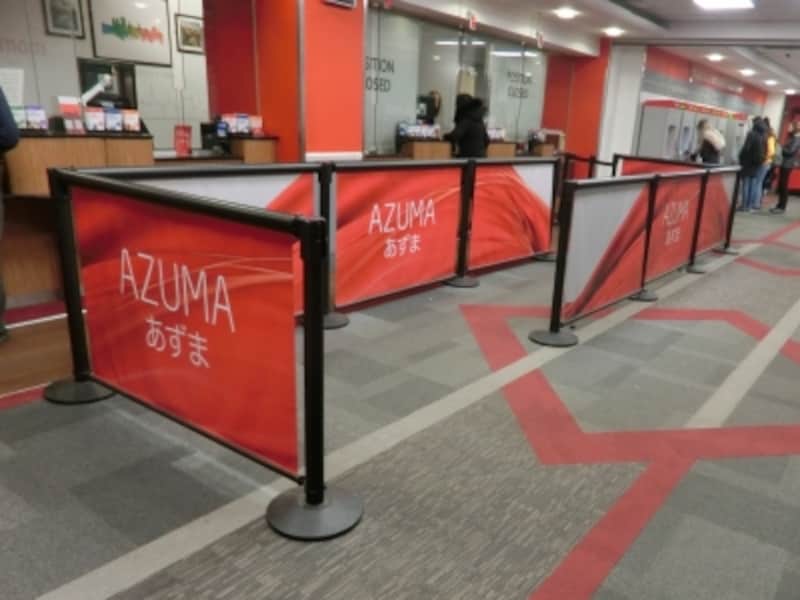 パスを利用する前にバリデーション手続きを忘れずに。エディンバラ、ウェーバリー駅の切符販売窓口。2019年、日本の技術で生まれた高速列車、「あづま（AZUMA）」が英国で走り出す！