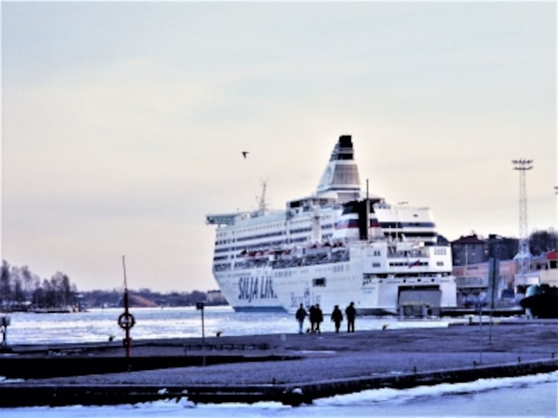 ヘルシンキ港で出航を待つストックホルム行きの豪華フェリー。ユーレイルパスで割引がある。