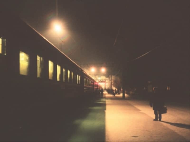寝ている間に目的地に着ける夜行列車。移動効率が良いだけでなく、旅情も深い優れた交通手段。