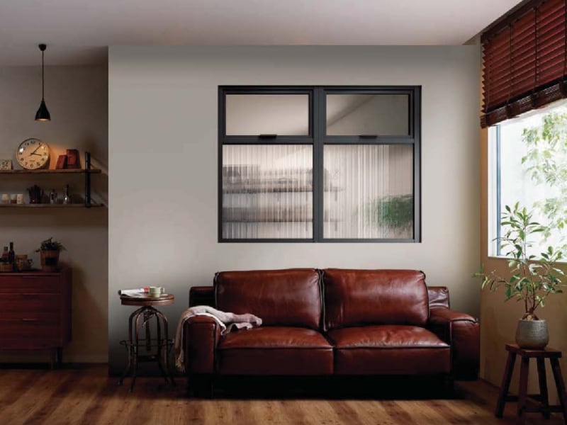 木目の濃淡が美しいフローリングとアンティーク感のある室内窓を取り入れた空間。[ラシッサundefinedデコマド]undefined LIXIL undefinedhttp://www.lixil.co.jp/