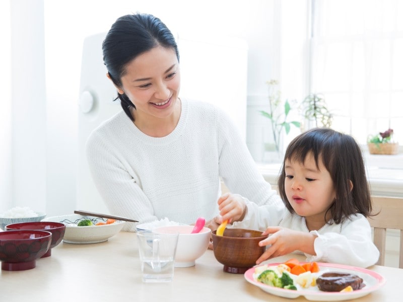 工夫して子供と一緒に食事を楽しむ