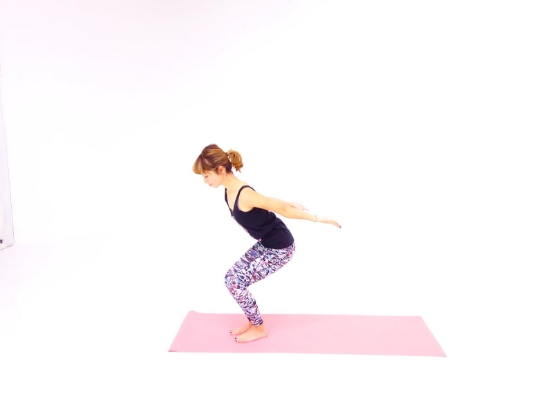 ウトゥカターサナ3undefined両手を後ろに大きくのばします。