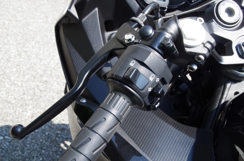 アシスト＆スリッパークラッチの恩恵でクラッチ操作は非常に軽い