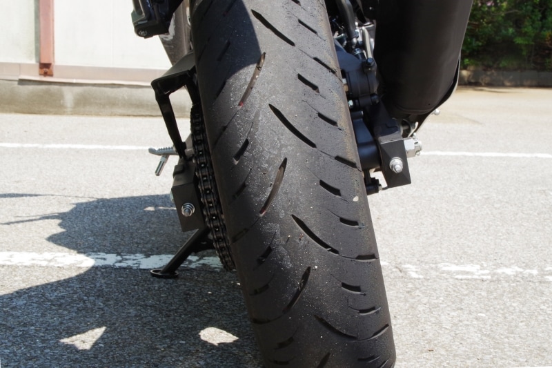 ニンジャ400は250に比べて10mm太いリアタイヤが採用されている