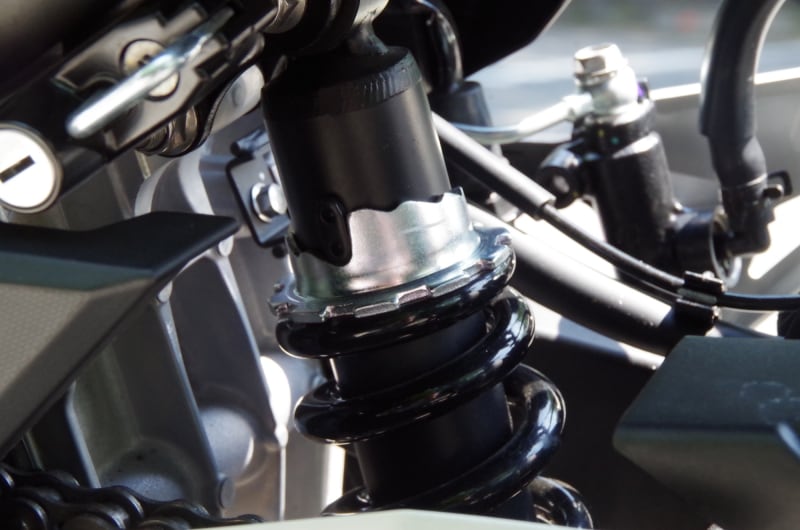 リアサスペンションはプリロード調整機構付