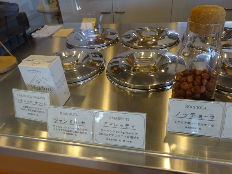 蓋のできるジェラートケースの合間に、イタリア産素材も展示