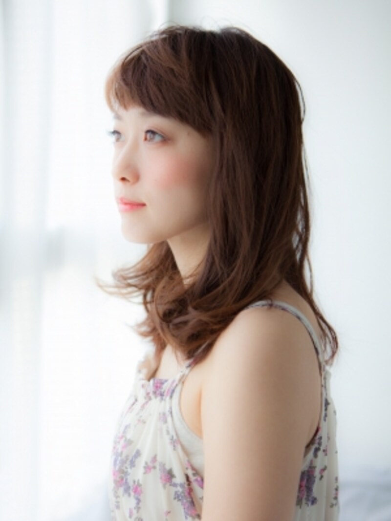 前髪ありミディアムヘア、ゆるふわパーマで面長に似合うヘアスタイル [ヘアスタイル・髪型] All About
