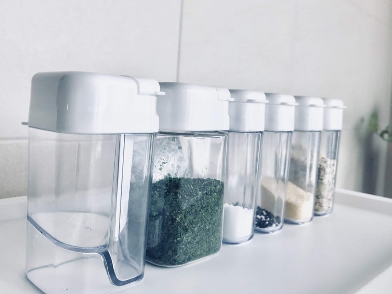 セリアのおしゃれな収納グッズ:使いやすくてスッキリ収納できるスパイスボトル