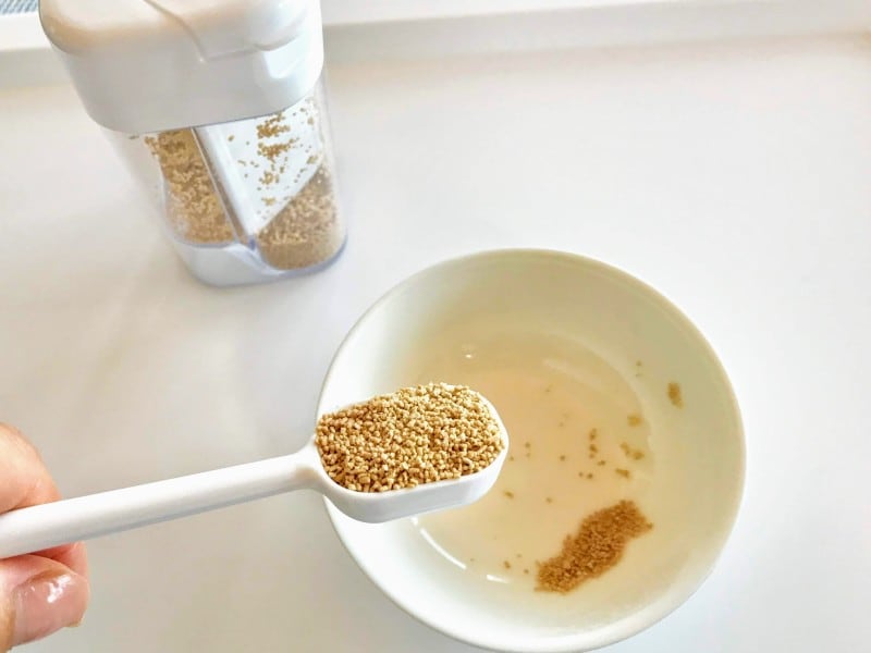 セリアのおすすめ収納グッズ:1振りで約小さじ1杯分が出せる