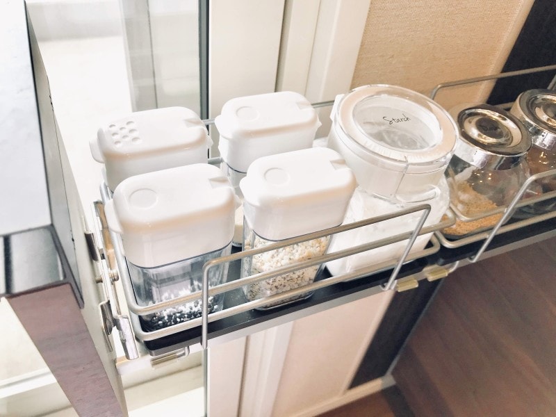 セリアのおすすめ収納グッズ:ガスコンロ横にある小さな引き出しにぴったりのサイズ