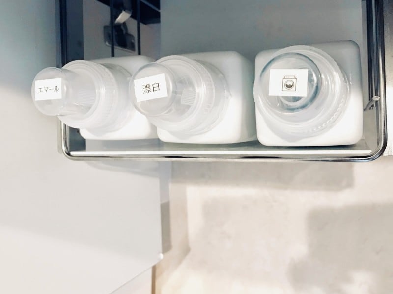 セリアのおすすめ収納グッズ:四角いボトルだと無駄なスペースがなく収まる