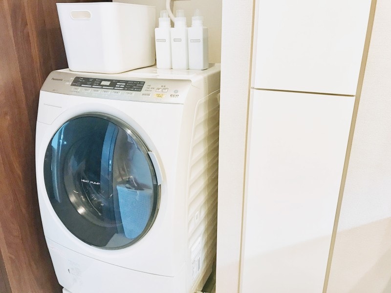 セリアのおすすめ収納グッズ:洗濯機の上に置いた詰め替え洗剤ボトル