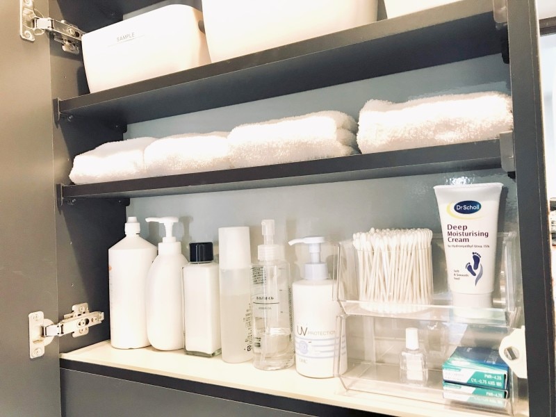 セリアのおすすめ収納グッズ:洗面台ミラー裏収納にスタッキングコンテナを使用