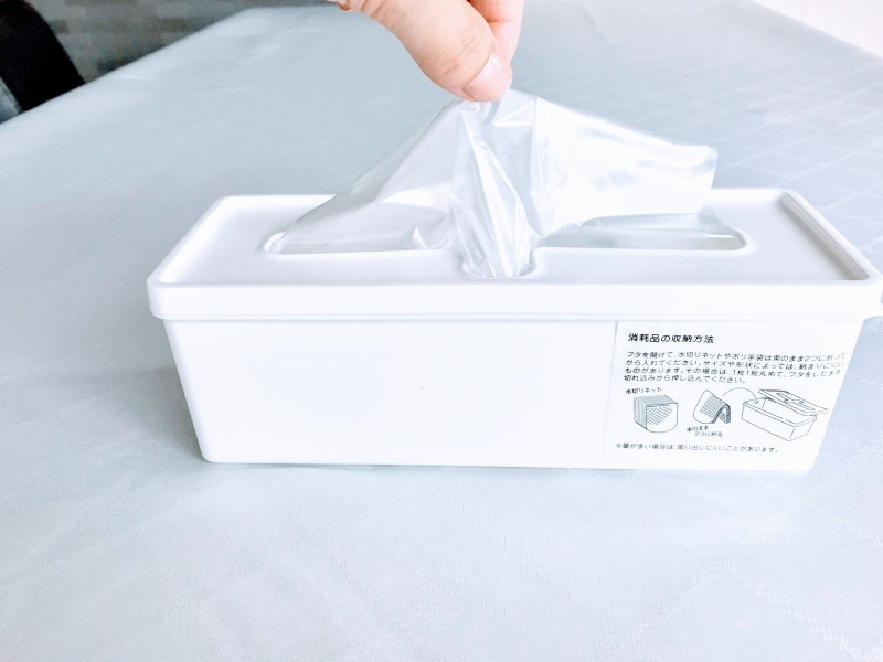 セリアのおすすめ収納グッズ:プルアウトボックスからポリ袋を1枚引き出したところ