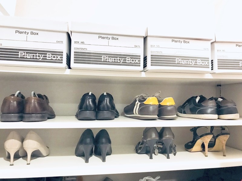 セリアのおすすめ収納グッズ:下駄箱の棚板の上に置いたプレンティボックス