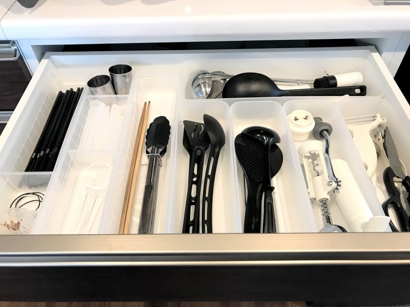 セリアのおすすめ収納グッズ:左側からセリアのキッチントレーを3つ、食器棚の一番上の段で使用