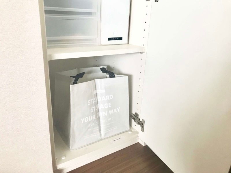 セリアのおすすめ収納グッズ:生活感をスッキリと目隠しできるおしゃれな新聞ストッカー