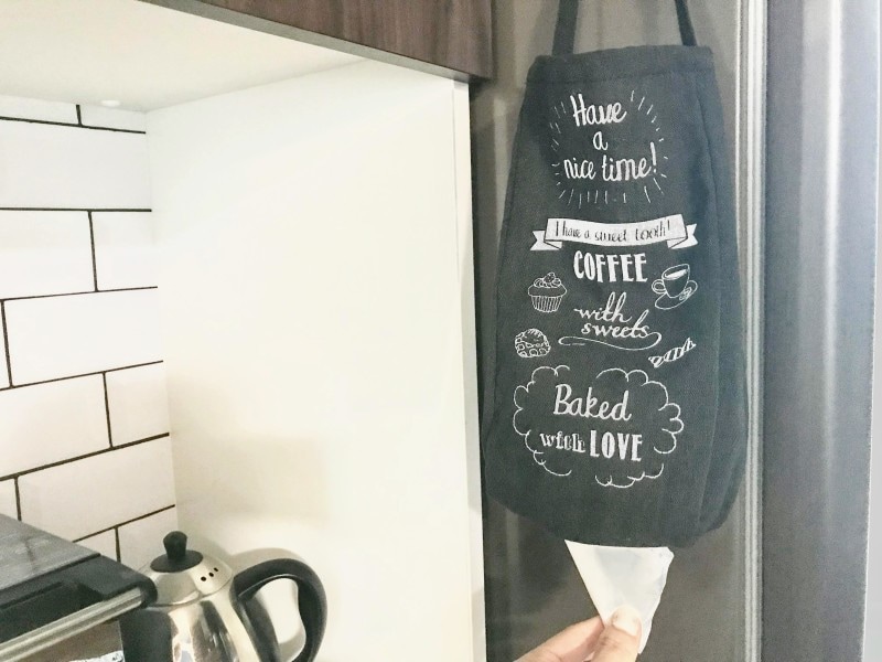 セリアのおすすめ収納グッズ:レジ袋は上から入れ、下から取り出せる