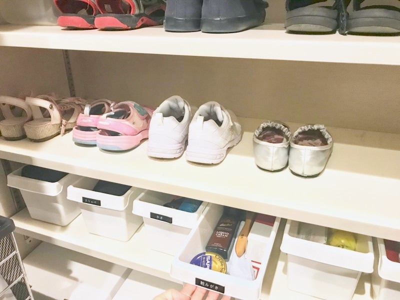 セリアのおすすめ収納グッズ:棚板にボックスを置いて引き出しとして使用すると、細かい物も出し入れしやすくなる