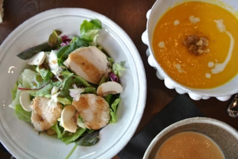 ニンジンとオレンジのスープ(日替わり）、チキンの低温ローストと季節の野菜サラダ